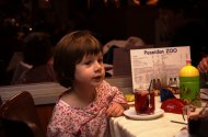 mała dziewczynka przy stole