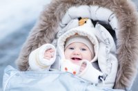 Jak bezpiecznie wozić dziecko zimą?